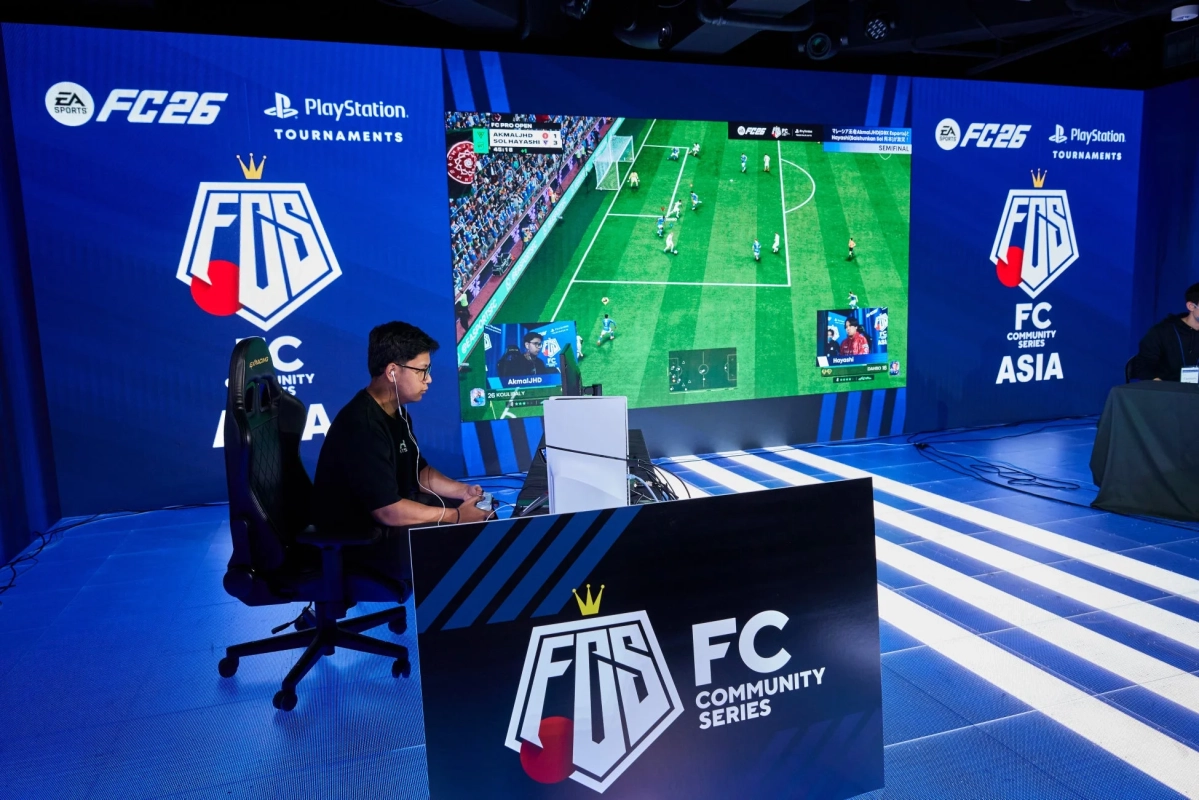 eスポーツイベント会場でサッカーゲームをプレイする選手