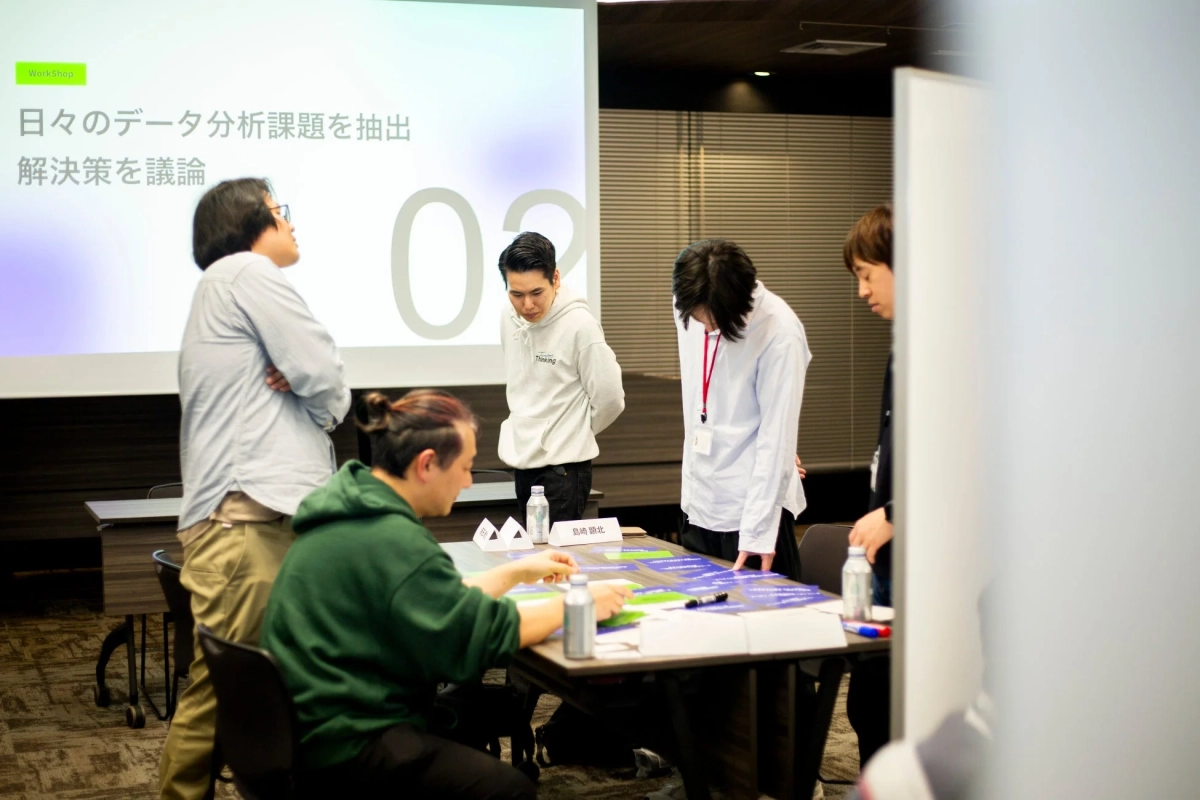 ワークショップで議論する参加者