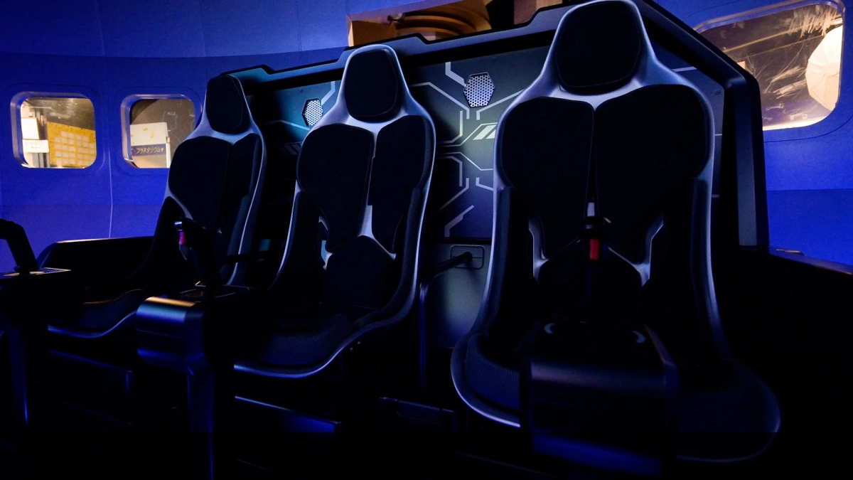 未来的なデザインの座席が3つ並ぶ空間