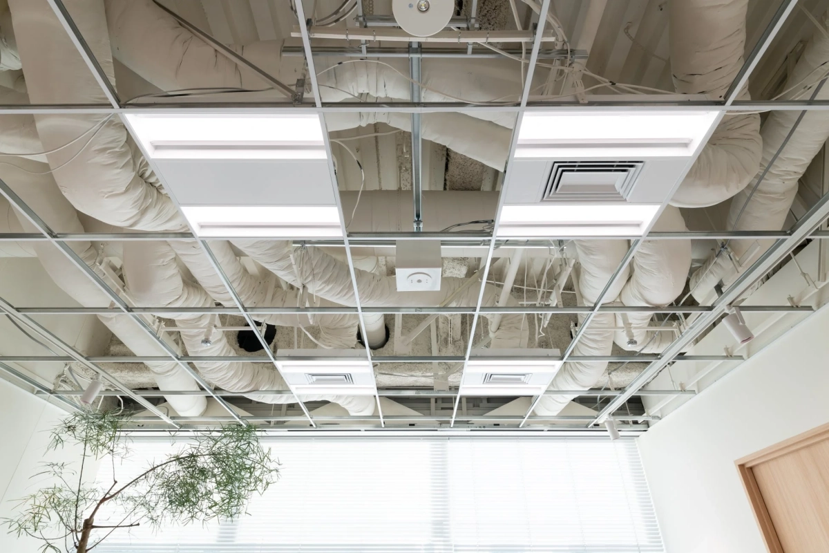 オフィス内の露出天井と空調設備