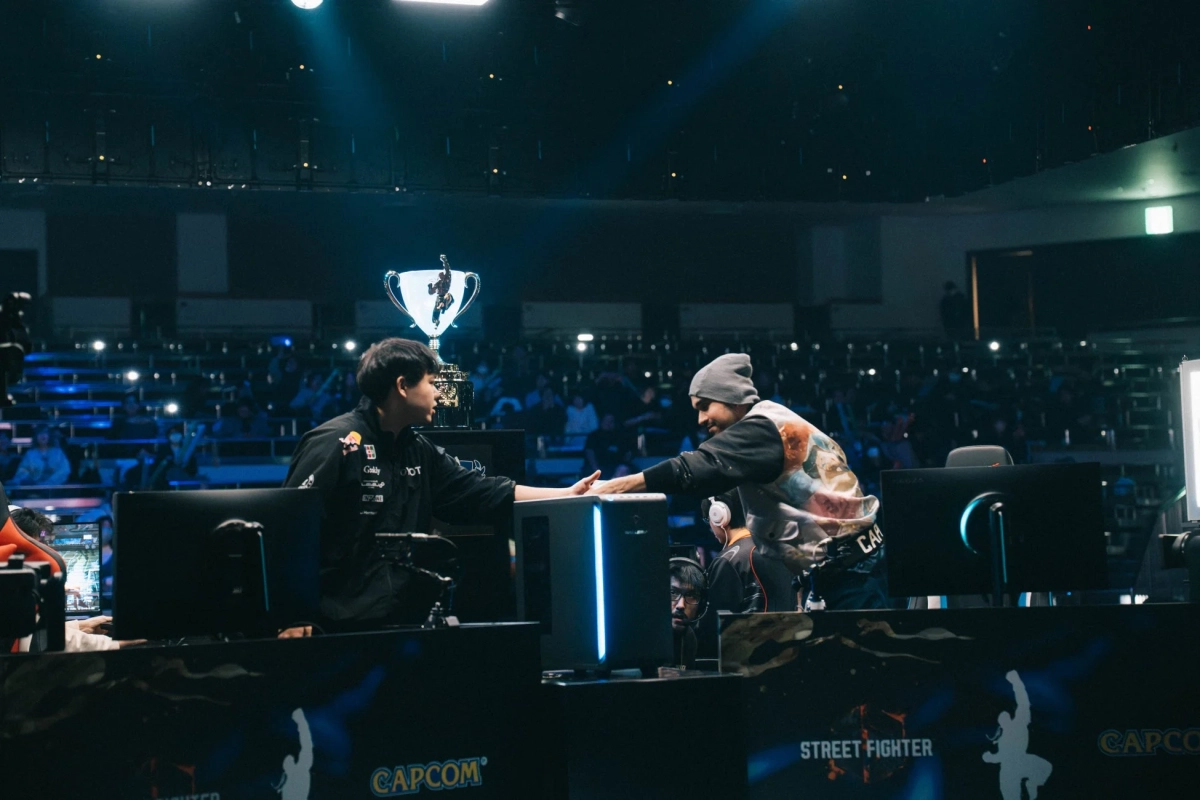 eスポーツ大会のステージ上で握手する選手たち