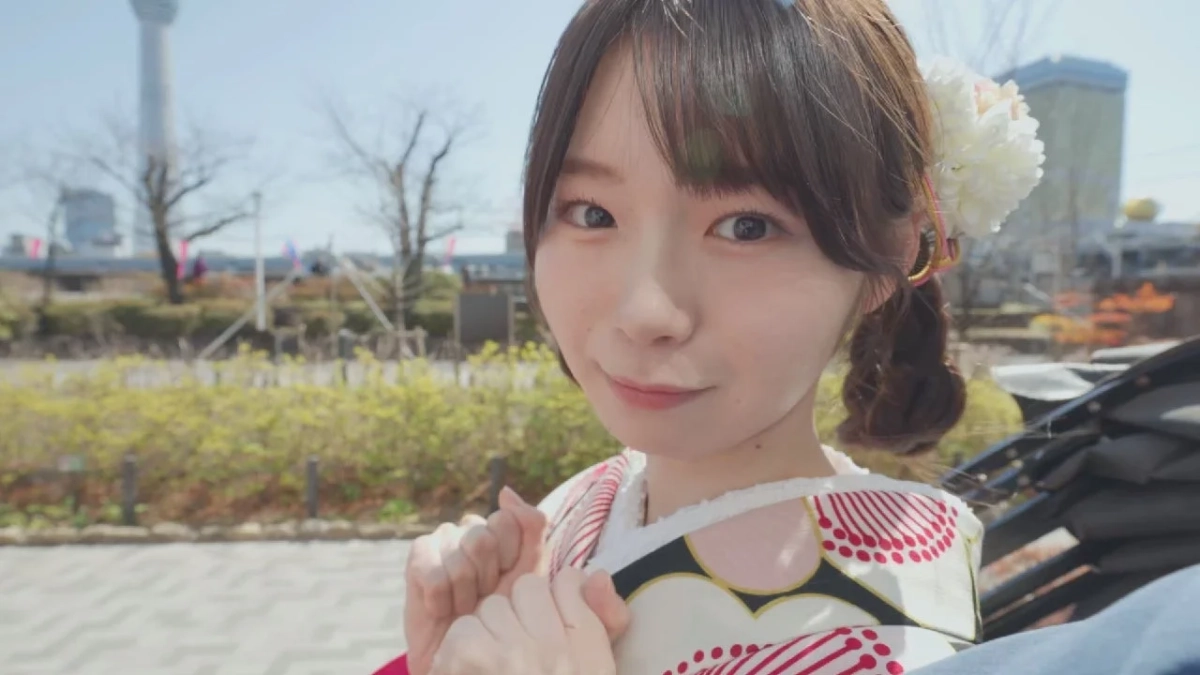 和服を着た若い女性が笑顔でカメラを見つめているポートレート