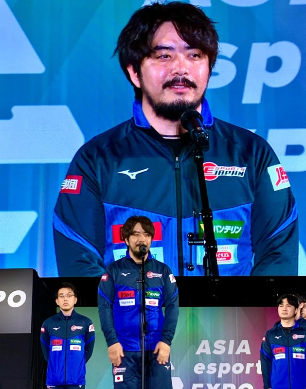 eスポーツイベントの壇上、選手とスポンサーロゴ