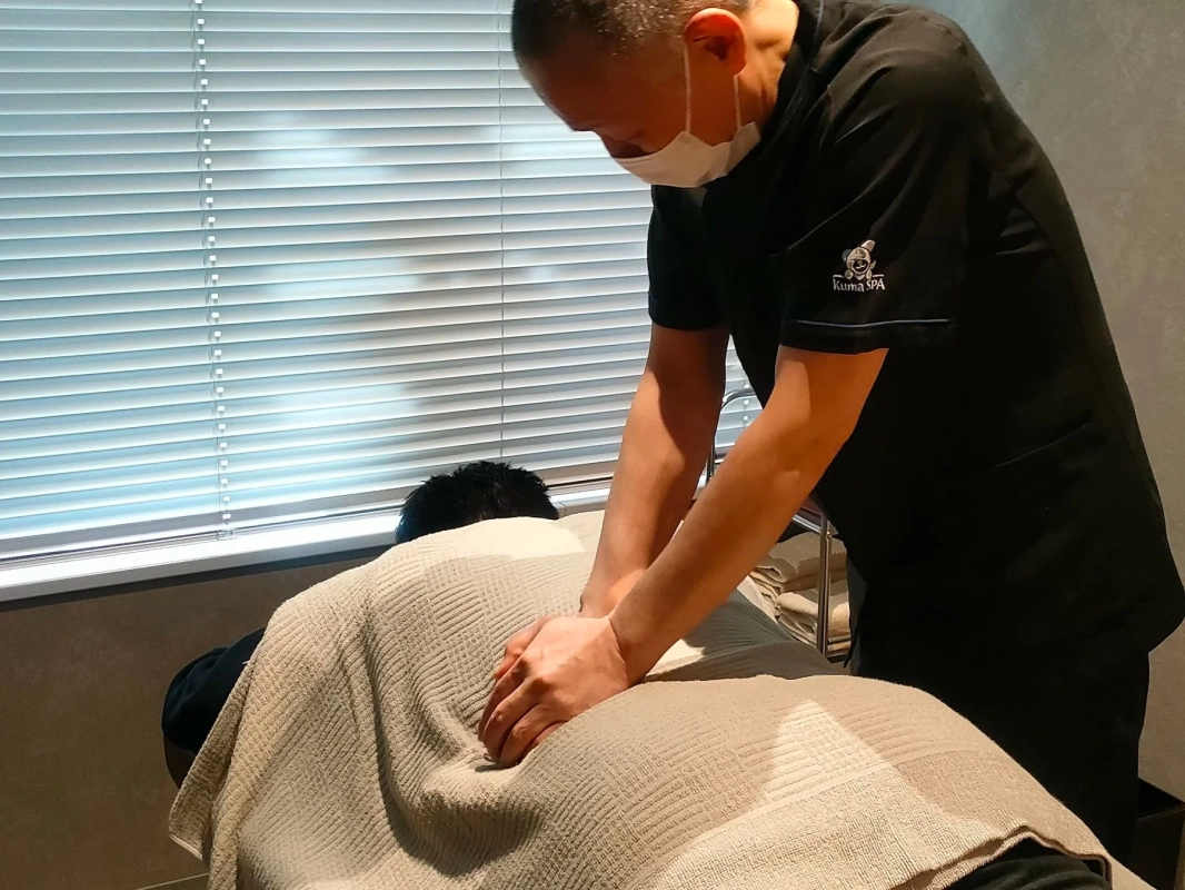 社内マッサージ室での施術の様子