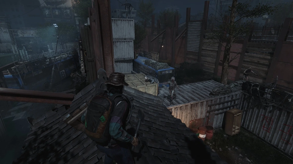 夜の都市で敵を見下ろす場面