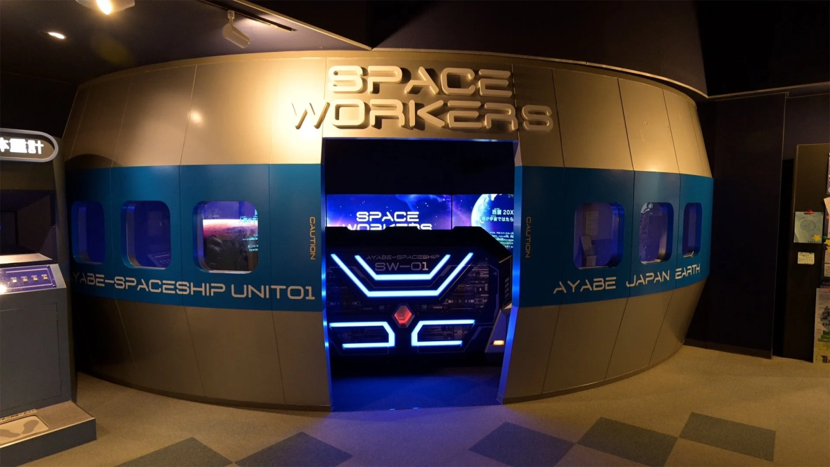 「SPACE WORKERS」と書かれた宇宙船のような展示入口