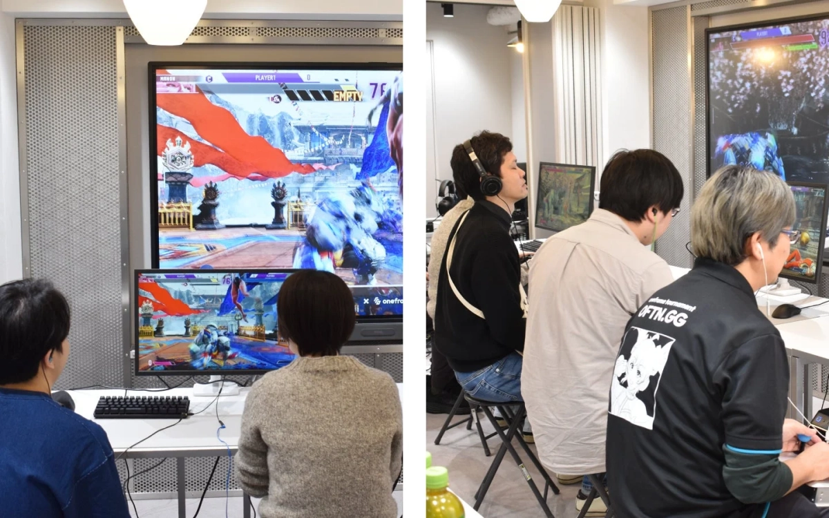 複数の人々が大型スクリーンや個別のモニターで格闘ゲームをプレイしている様子