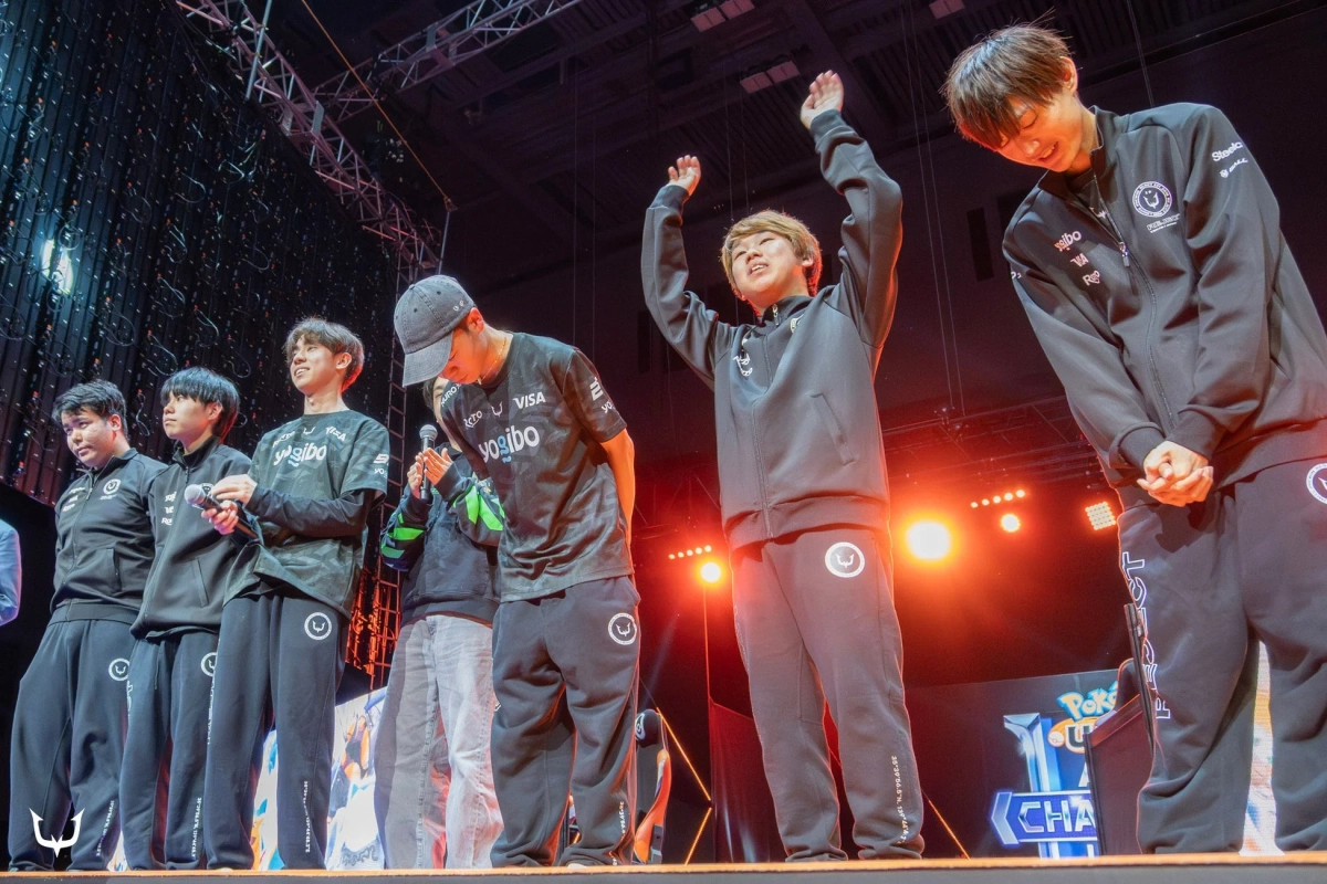 eスポーツイベントのステージに立つREJECTの選手たち