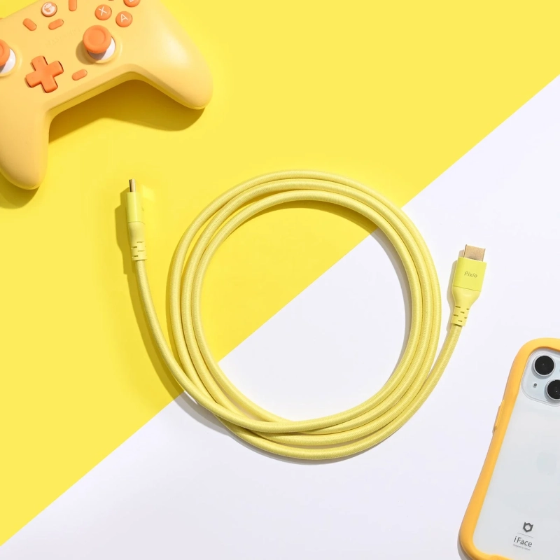 黄色いケーブルとゲーミングデバイス