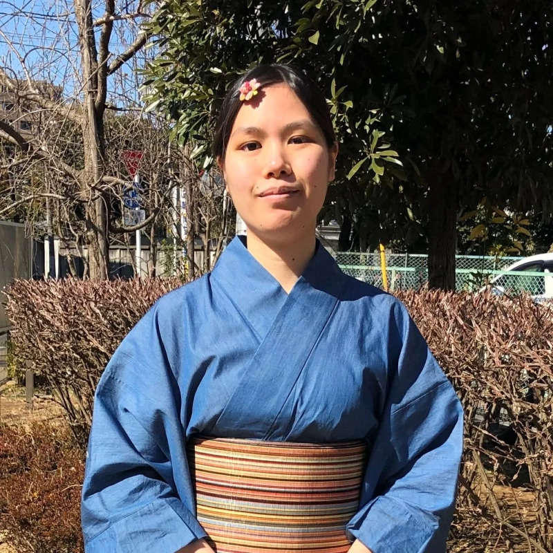 青い着物を着た女性