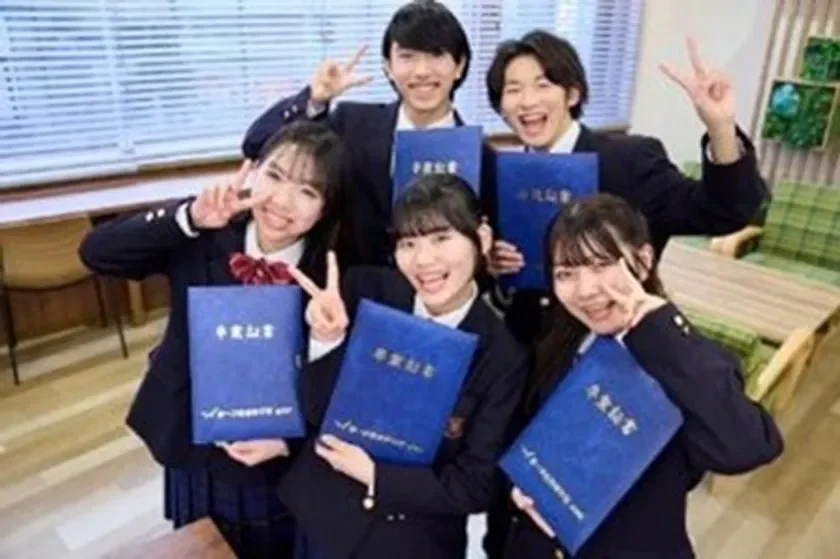 卒業を祝う生徒たち