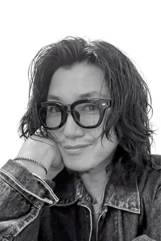 長髪とメガネの男性のモノクロポートレート