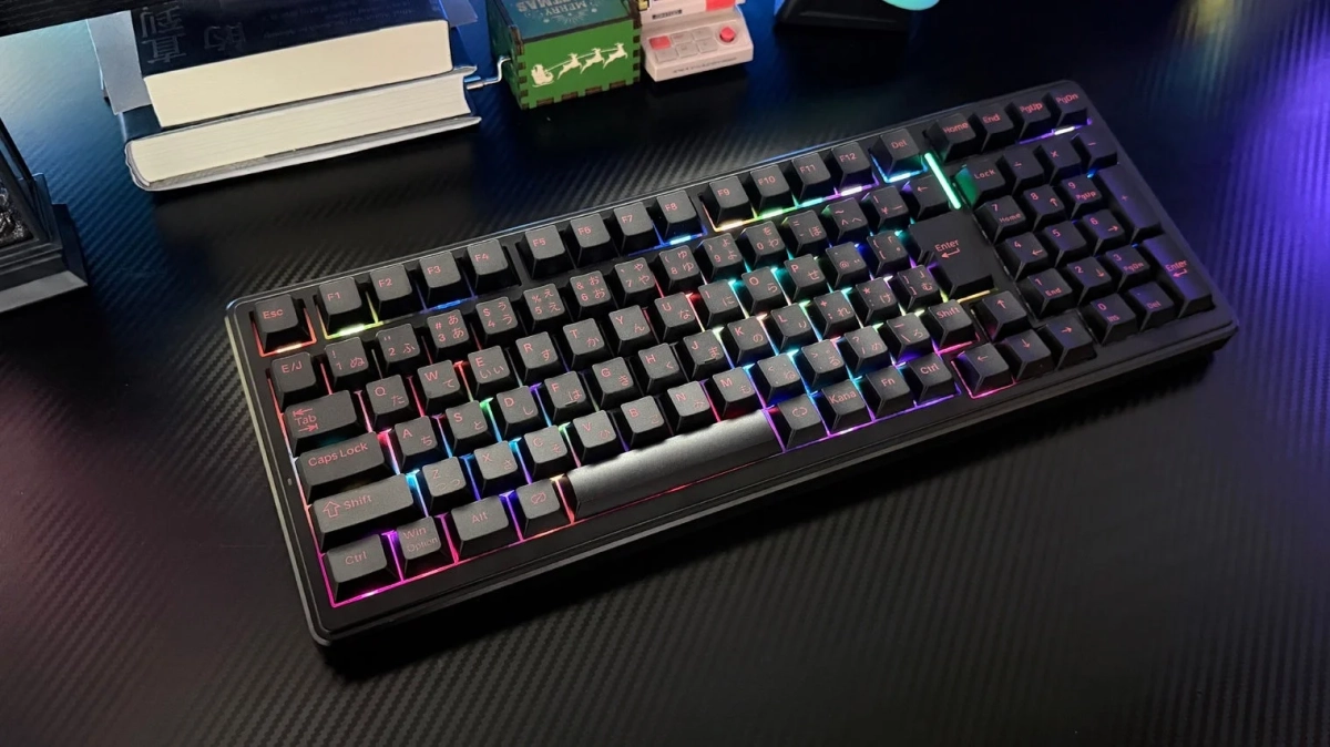 鮮やかなRGBバックライトが光る日本語配列のメカニカルキーボード