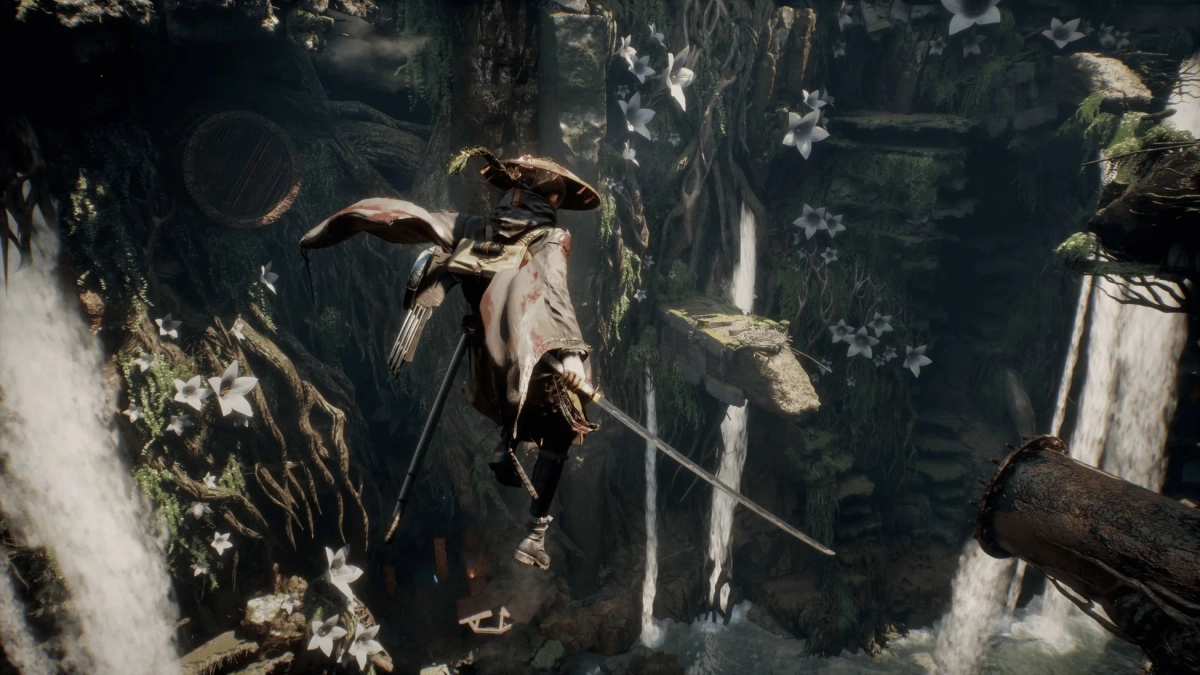 笠を被り刀を携えた戦士が、巨大な木々や滝、白い花が咲き乱れる幻想的な峡谷を飛び降りる瞬間