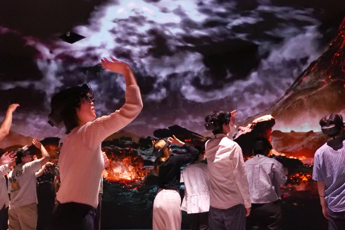 VRヘッドセットを装着した人々が火山や溶岩の空間を体験