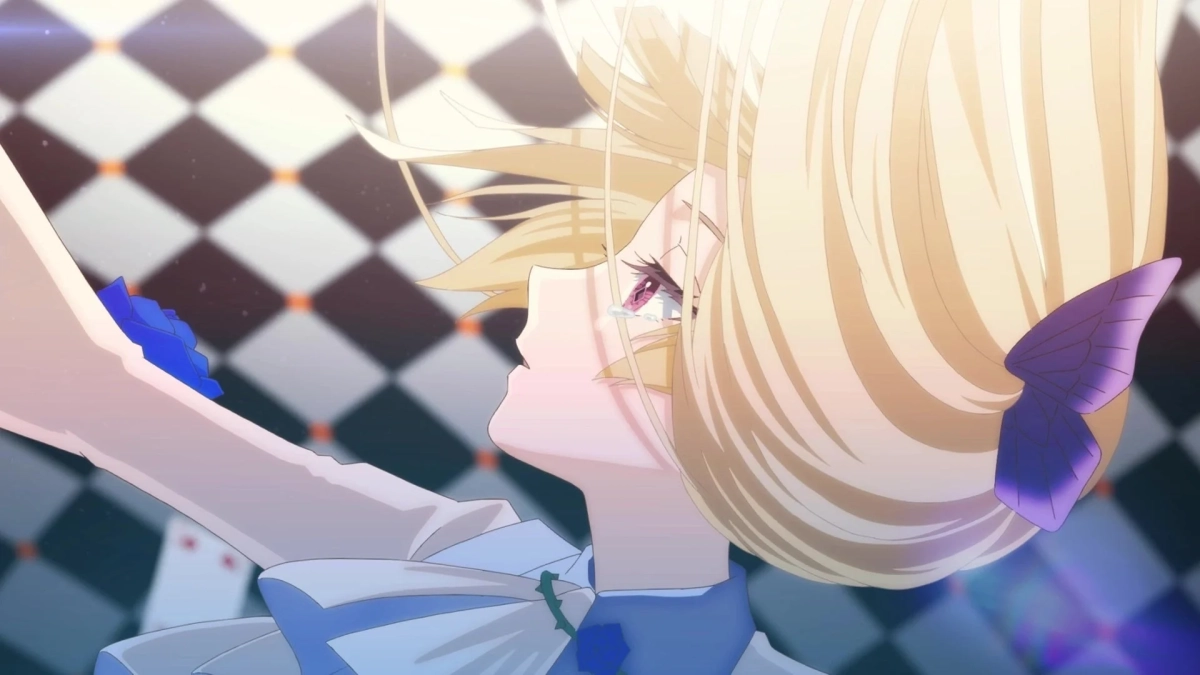 金髪で紫色の瞳を持つアニメキャラクターが涙を流している様子。青いドレスとバラの装飾、紫の蝶の髪飾りが特徴的で、背景はチェッカー柄の床とトランプが見える幻想的な雰囲気です。