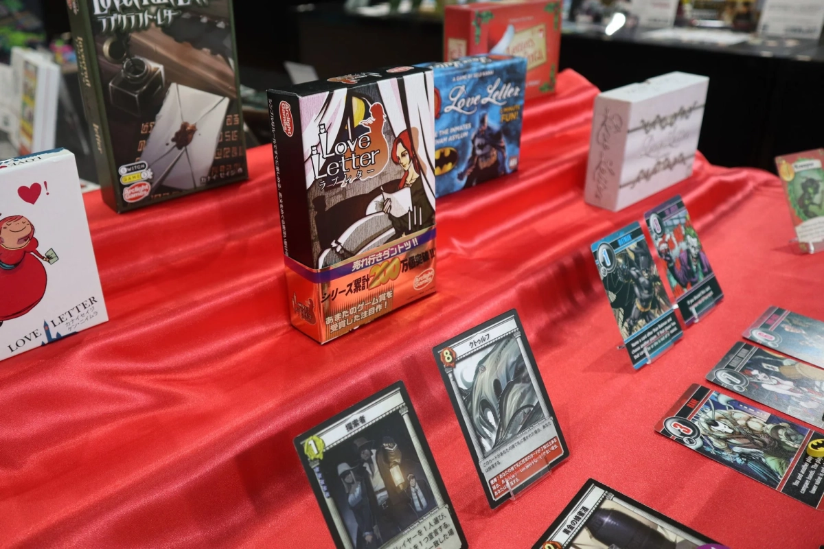 人気カードゲーム「ラブレター」の展示