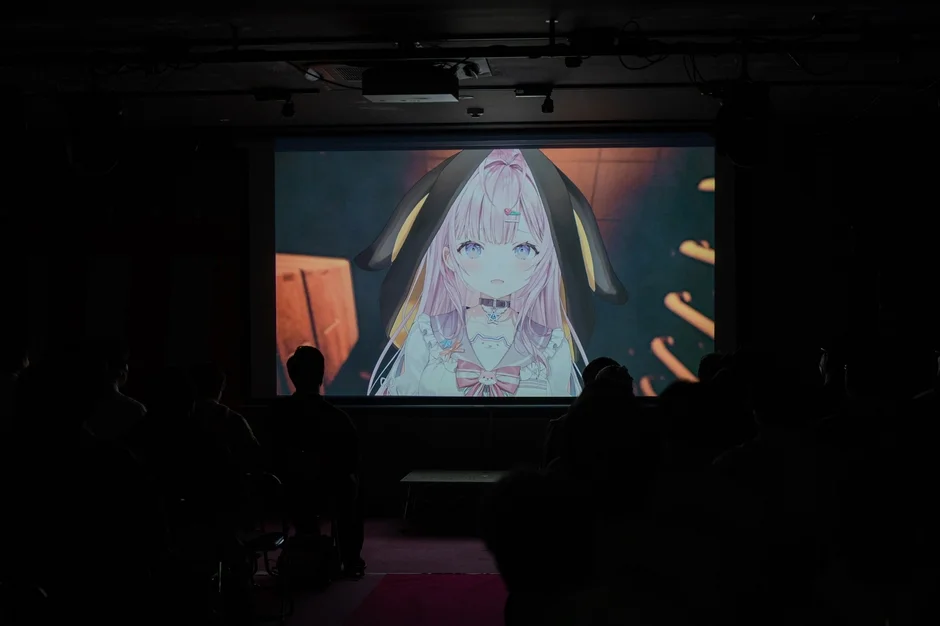 特別公演の様子（スクリーンに映し出されたVTuber）