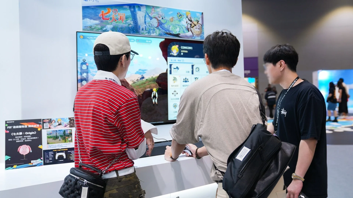 PS5で『七つの大罪：Origin』を試遊する様子