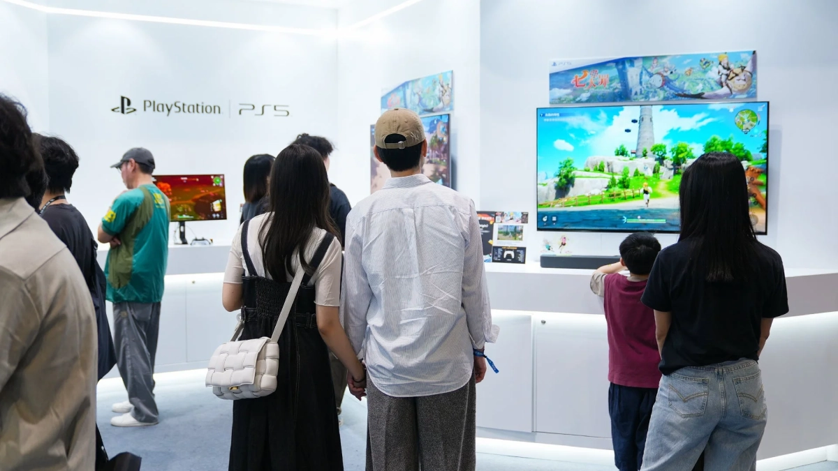 PlayStationブースでゲームを体験する人々