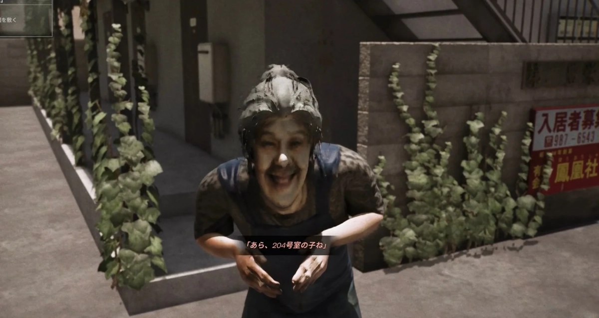 不気味な笑顔を浮かべた女性がカメラに向かって身をかがめている