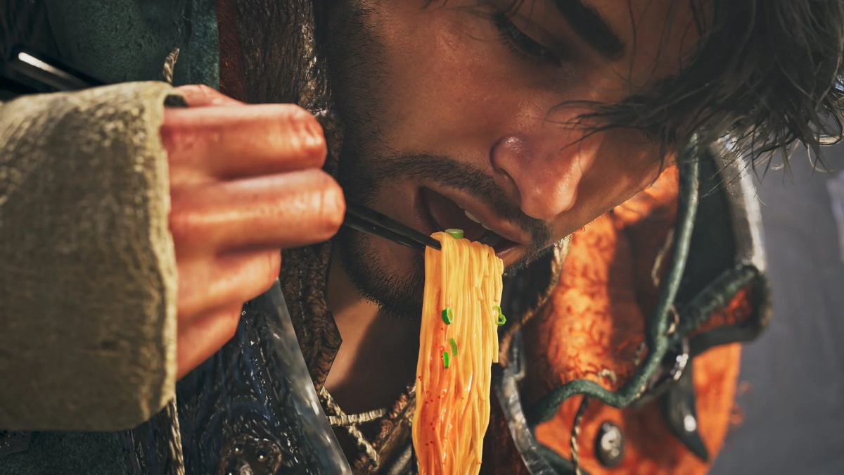 ハンターがラーメンを食べるクローズアップ