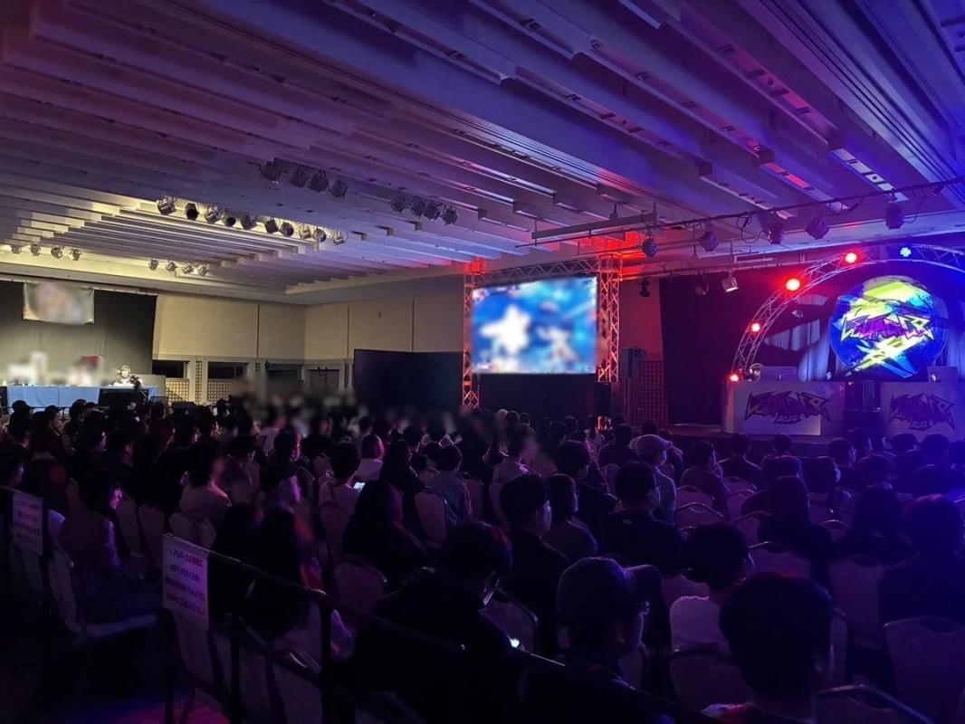 イベント会場の観客とステージ