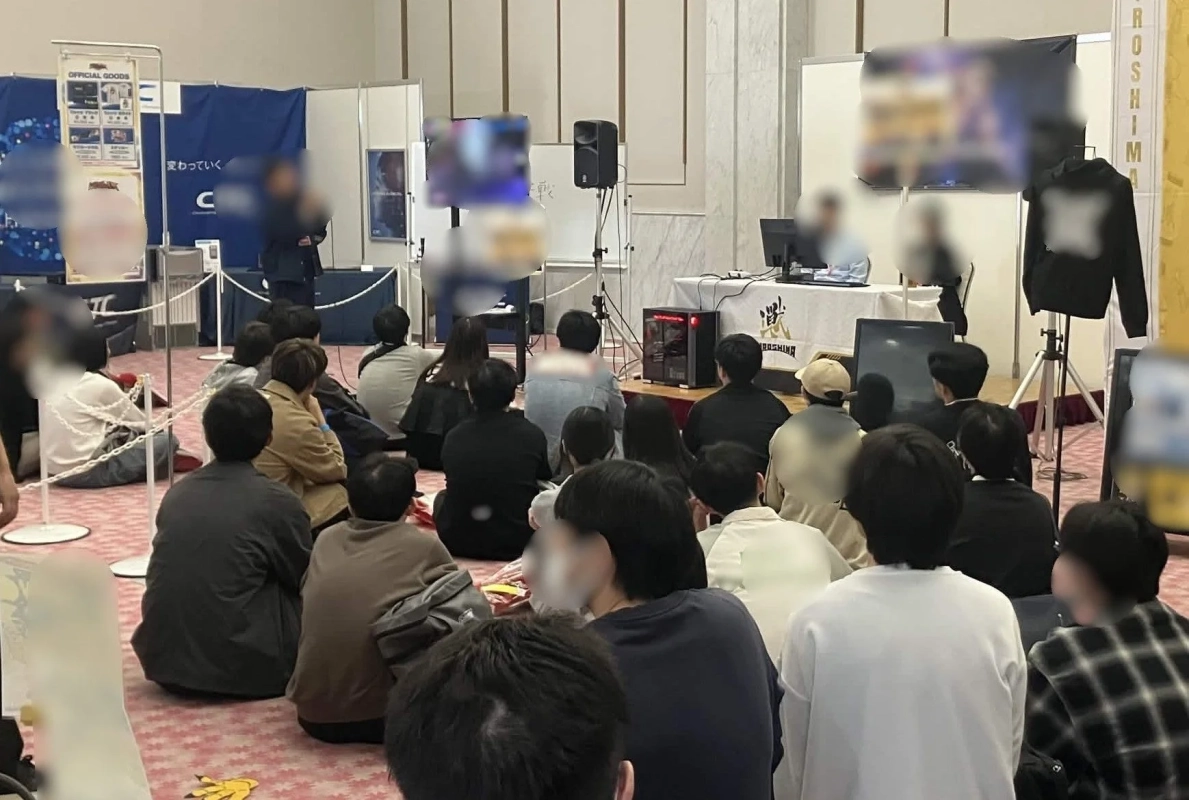 イベント会場の観客とプレゼンテーション