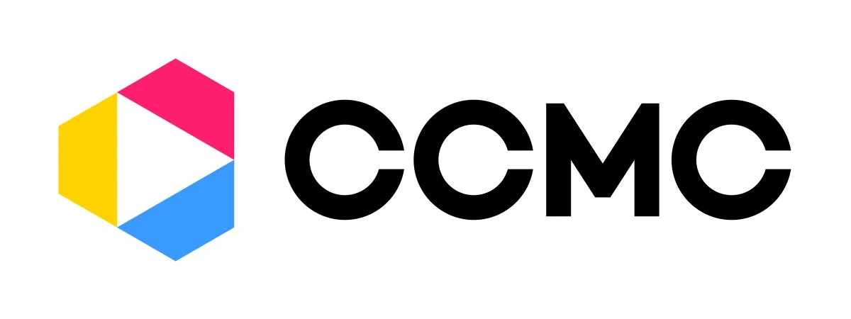 白い背景に、カラフルな幾何学模様のアイコンと「CCMC」という黒い文字が並んだロゴマーク