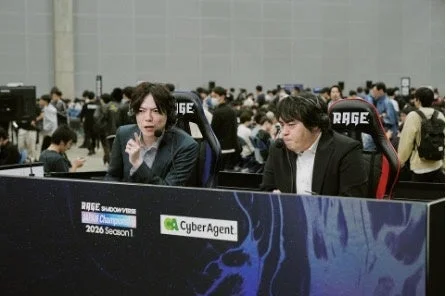 eスポーツイベントで、RAGEブランドのゲーミングチェアに座って実況解説を行う2人の男性