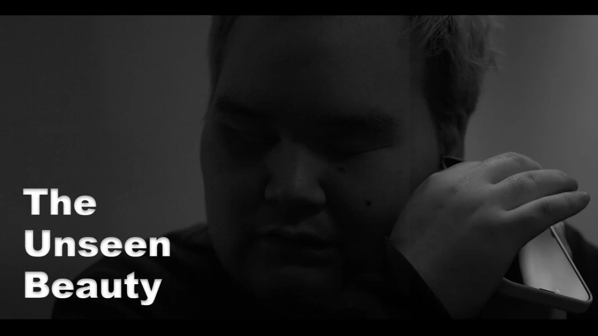 目を閉じてスマートフォンを持つ人物