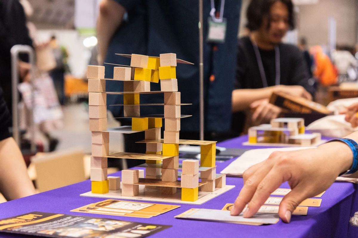 木製ブロックを使ったボードゲームの試遊