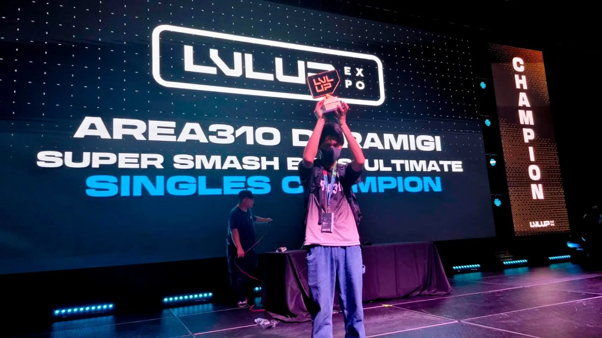 LVL UP EXPOのステージでトロフィーを掲げるドラ右選手