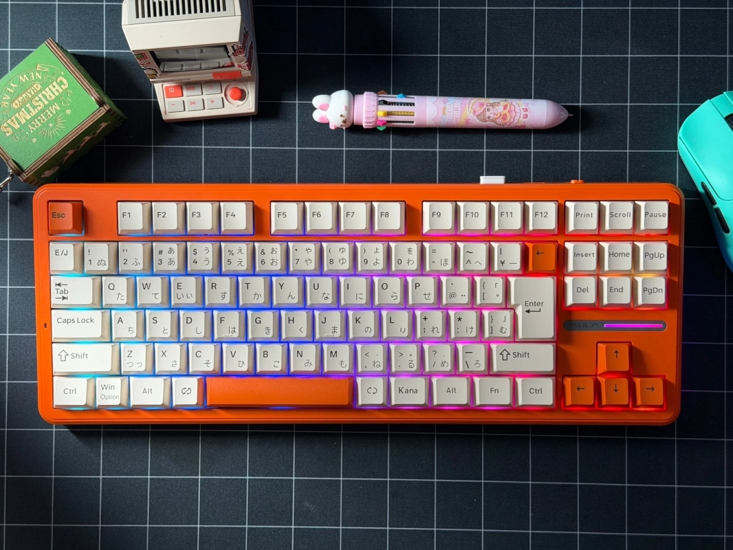 オレンジ色のメカニカルキーボード