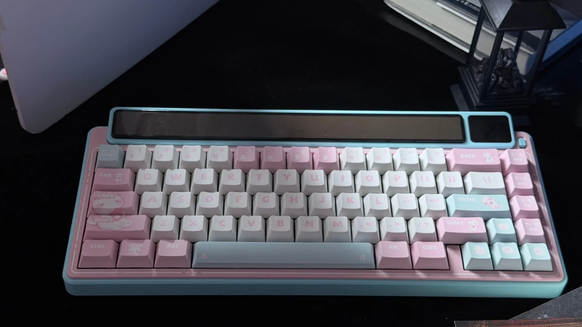 ピンクと水色のパステルカラーが特徴的なメカニカルキーボード