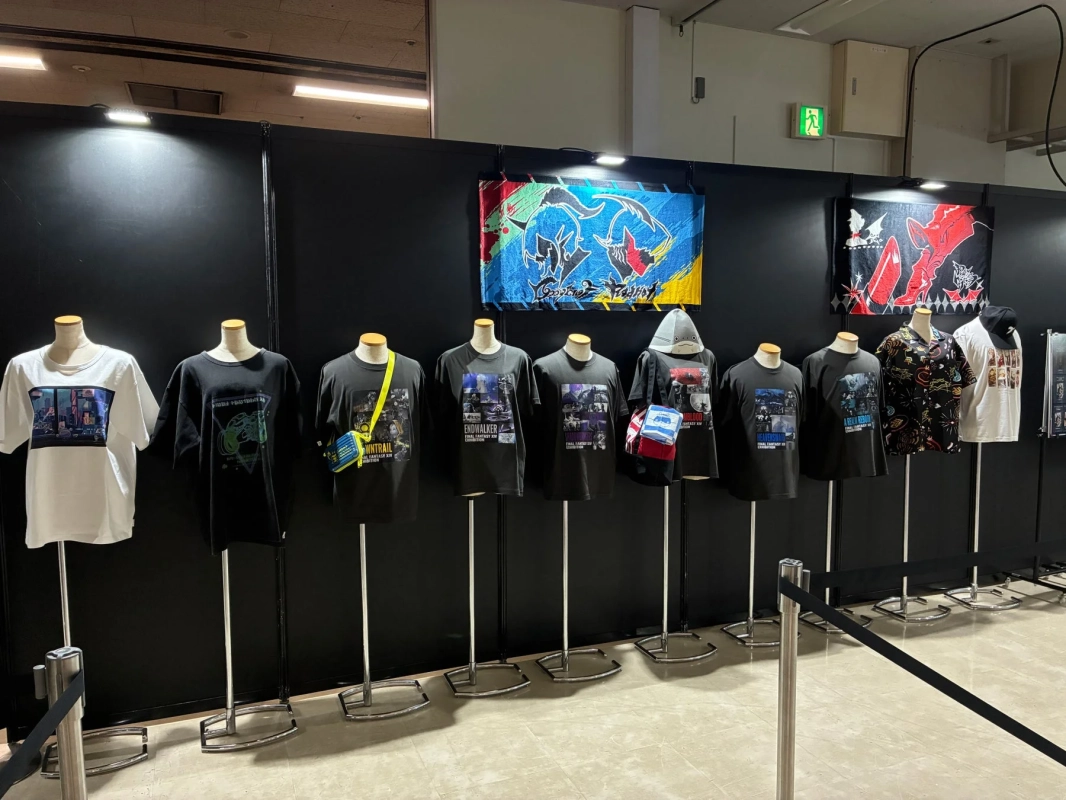 歴代拡張パックをテーマにしたTシャツの展示