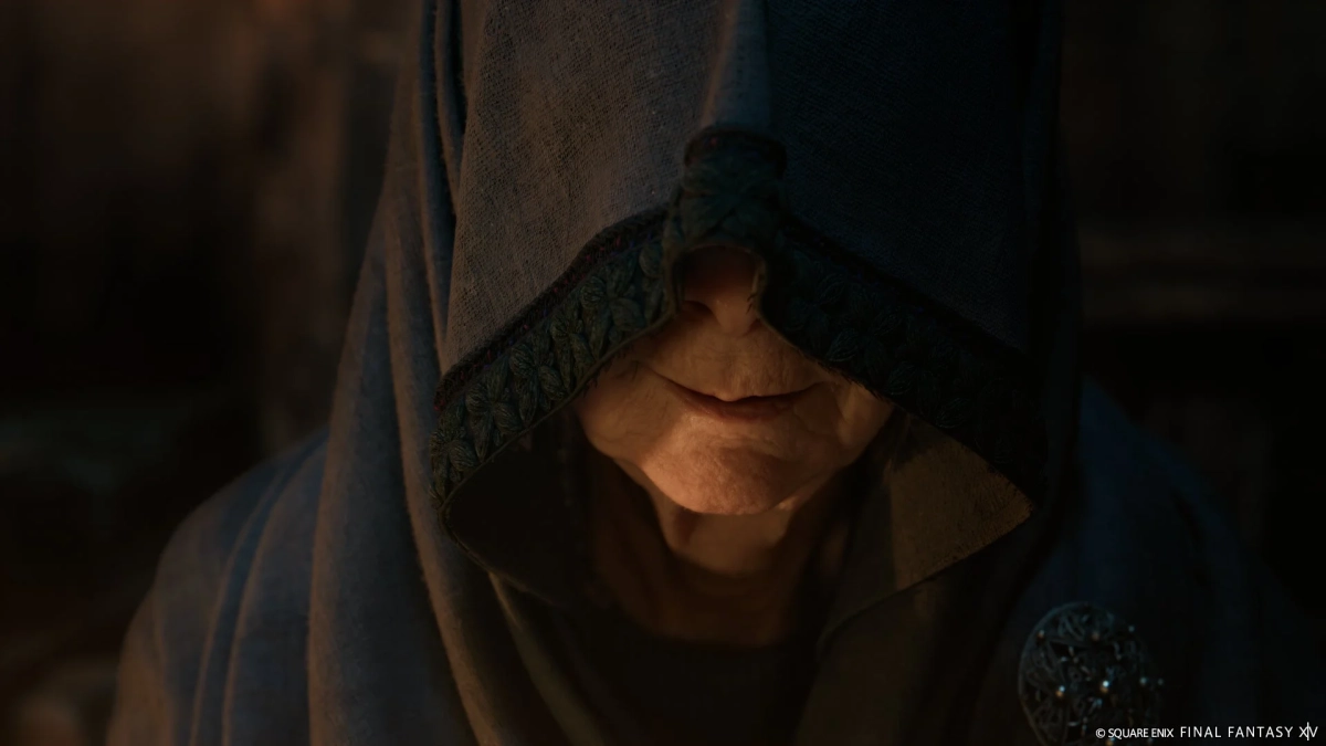 フードを深く被った人物の顔の下半分が、暖かな光に照らされている