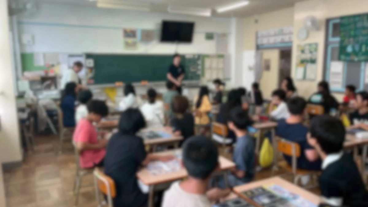 教室で学ぶ生徒たち