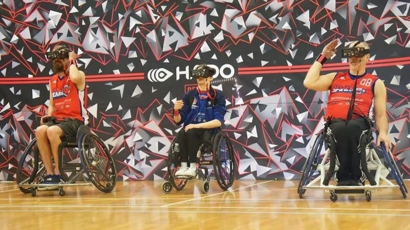 車椅子に乗った3人がHADOをプレイしている様子