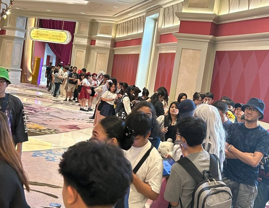 イベント会場で列をなす人々