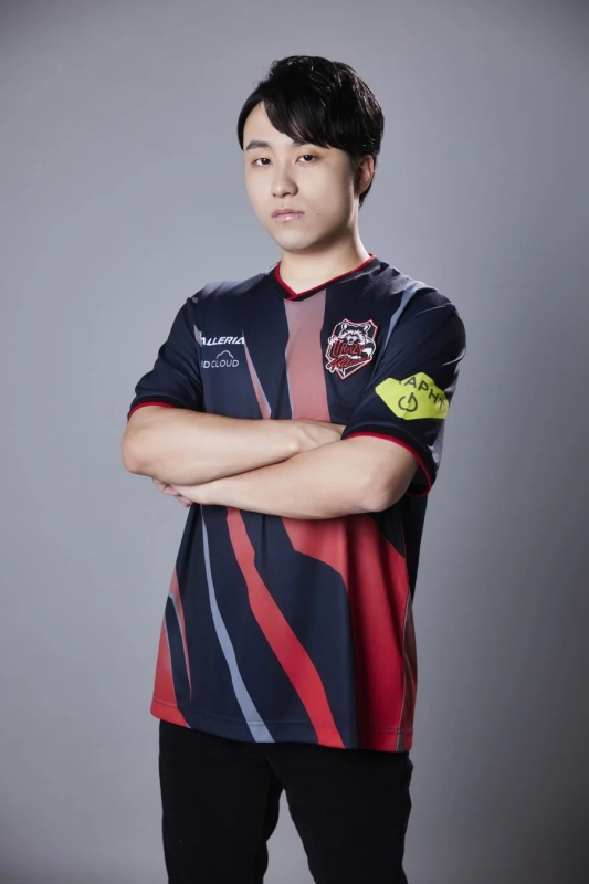 eスポーツユニフォームの男性ポートレート