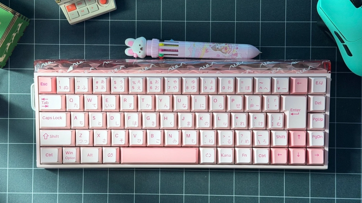 ピンクのキーボード