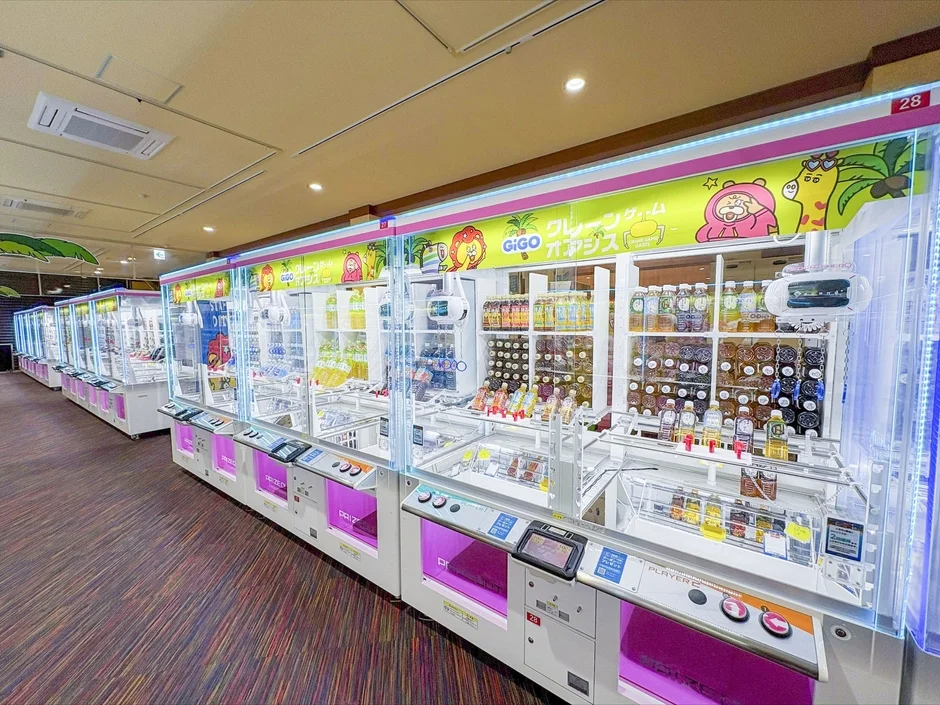 クレーンゲーム機が並ぶ店内