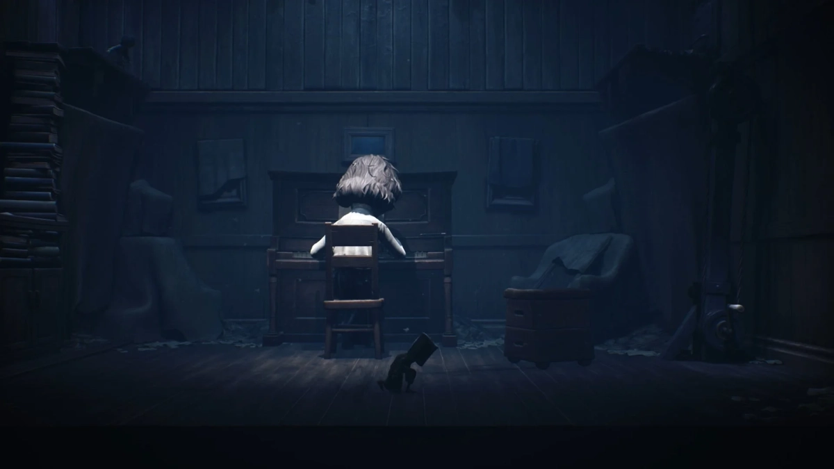 ピアノを弾く少女