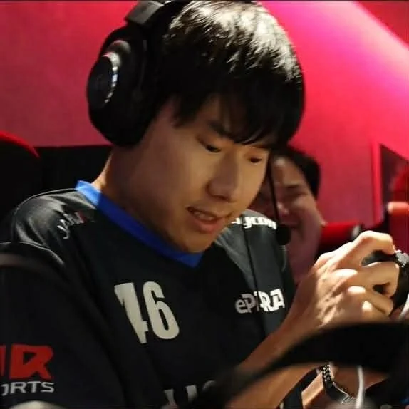 eスポーツイベントでゲームに集中する男性