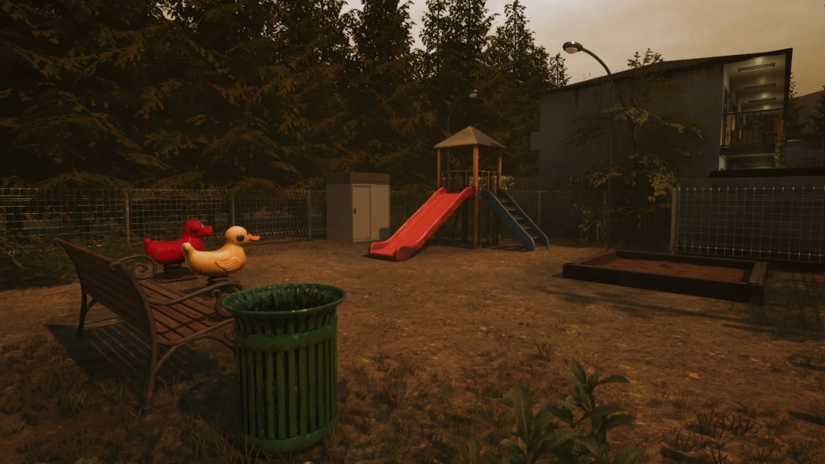 薄暗い空の下、古い公園の遊具が並ぶ風景