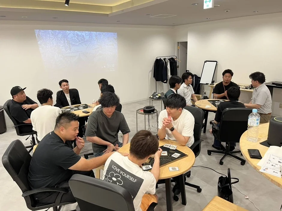 カードゲームを楽しむ参加者