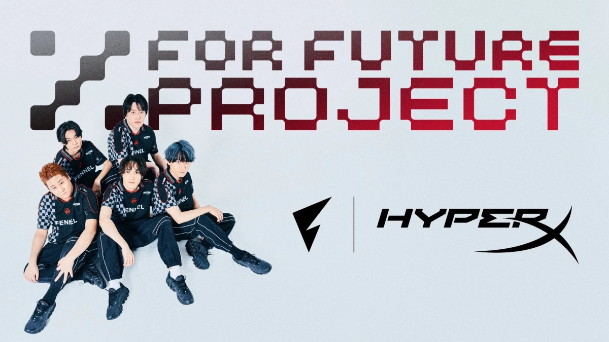 FENNELのメンバー5人が、HyperXとのコラボレーションを示す「FOR FUTURE PROJECT」のロゴと共に、チームユニフォームを着用して座っている集合写真です。