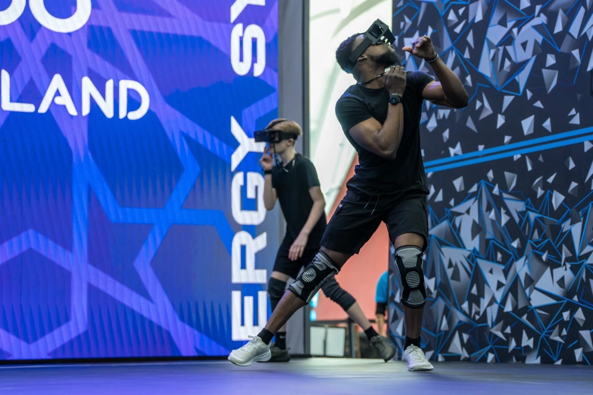 VRヘッドセットを装着し、バーチャルリアリティ体験を楽しんでいる男性