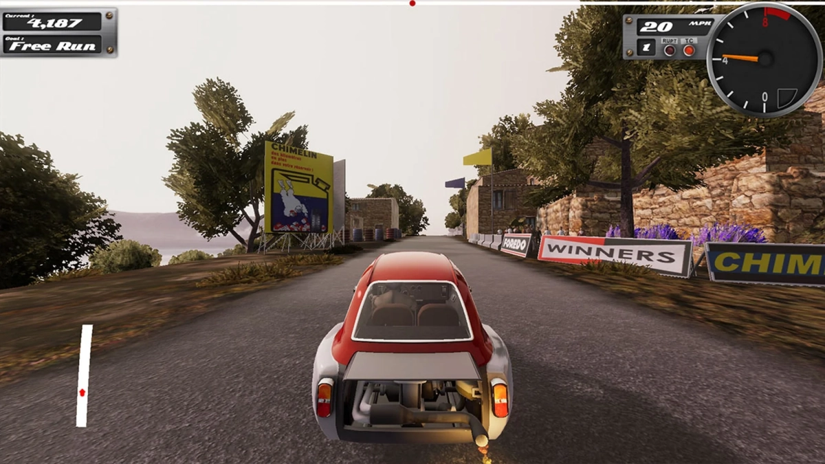 赤いクラシックカーが田舎道を走るレースゲームのスクリーンショット